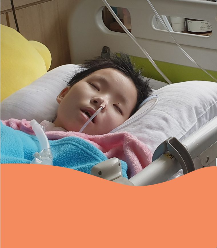 병상에 누워 치료를 받는 아이